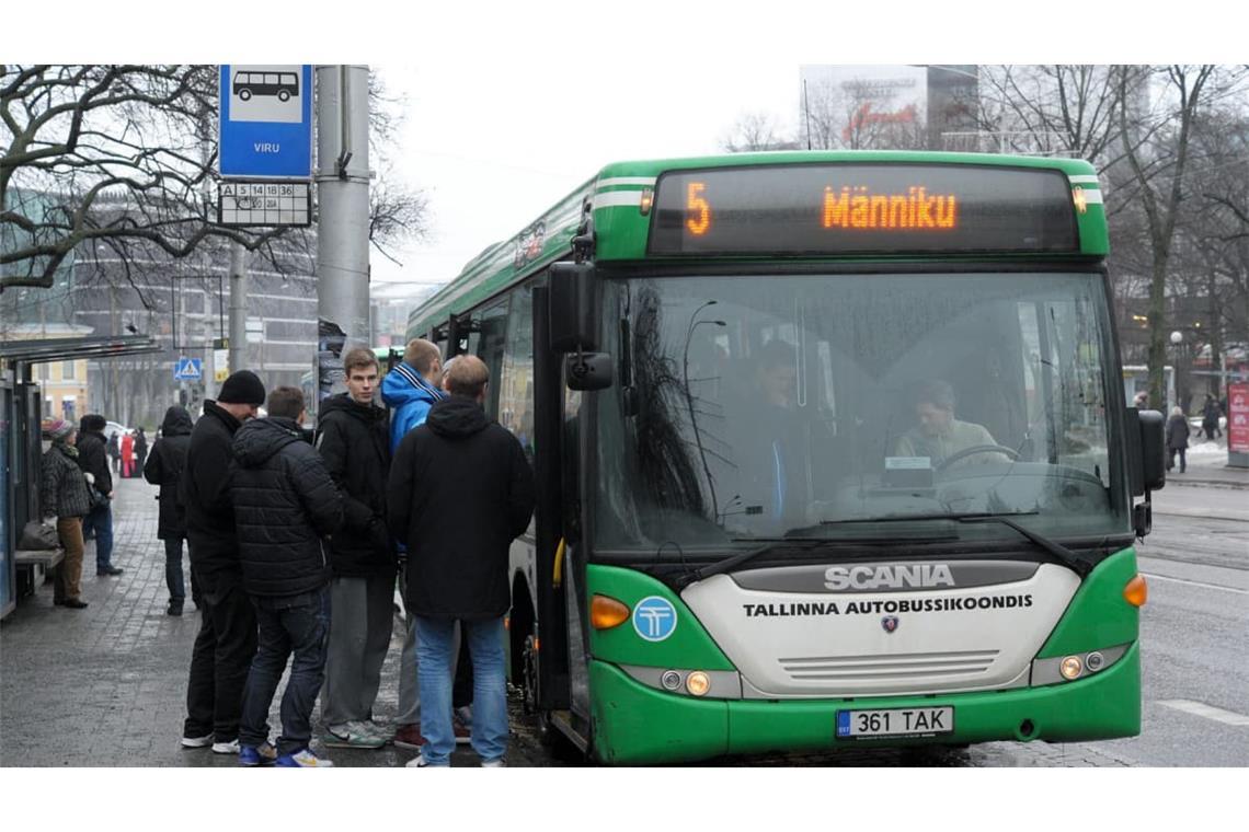 Ein Bus erfasste den selbstfahrenden Lieferroboter an einer Kreuzung. (Symbolbild)
