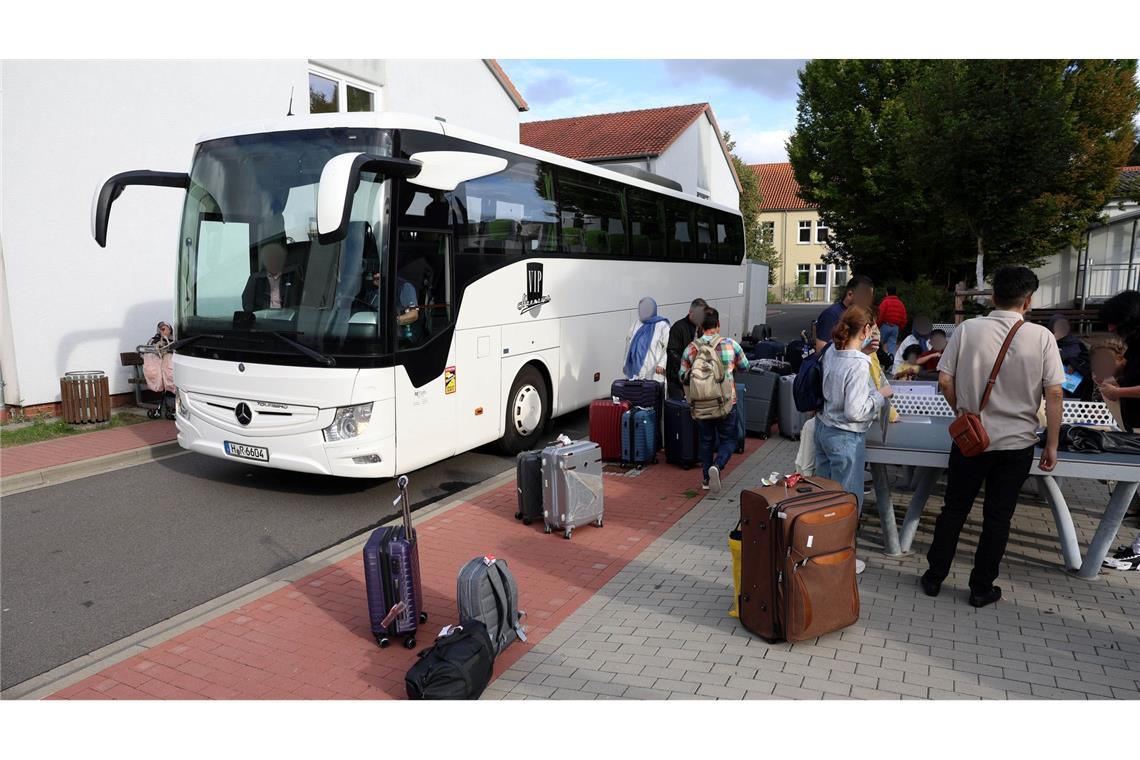 Ein Bus hat Menschen aus Afghanistan, die zuvor mit einem Flugzeug am Flughafen Hannover gelandet sind, in das Grenzdurchgangslager Friedland gefahren.