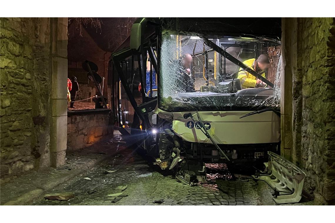 Unzählige Glatteisunfälle im Süden Deutschlands Ein Bus krachte in Sommerhausen in Bayern in einen Torbogen.