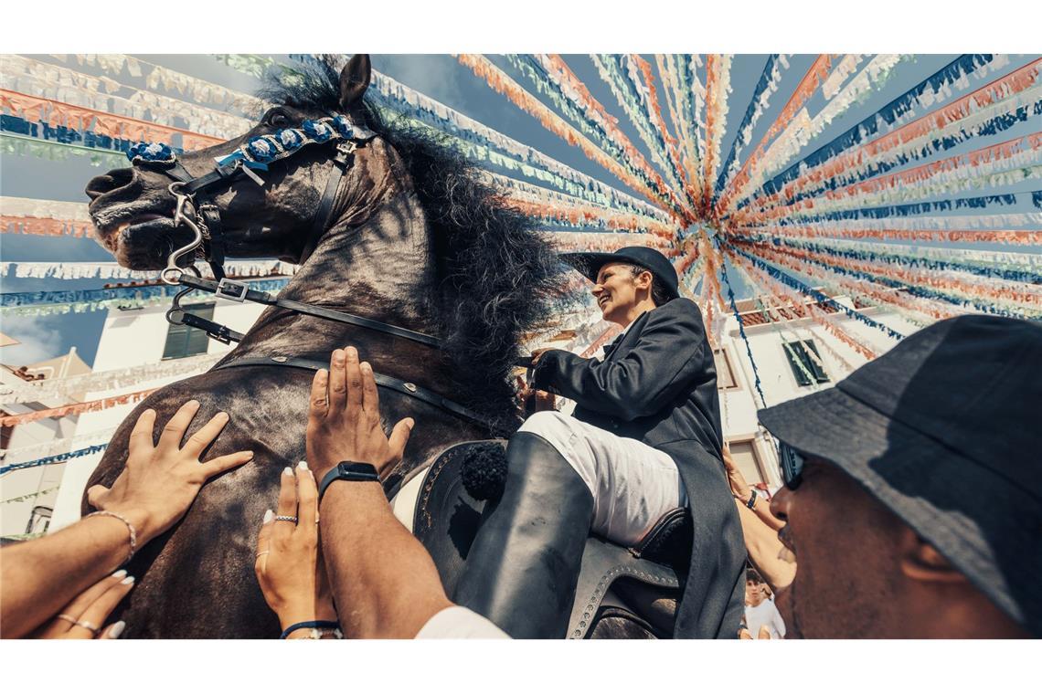 Ein "Caixer" zäumt sein Pferd inmitten einer jubelnden Menge während des traditionellen "Jaleo" bei dem Sant Bartomeu Fest in Spanien.