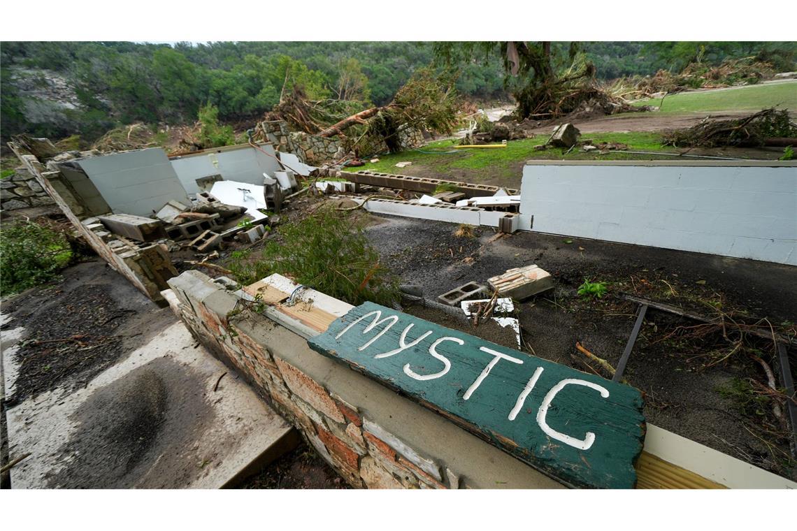 Bilder des Tages Ein Camp Mystic-Schild liegt in der Nähe des Eingangs zum Sommercamp am Ufer des Guadalupe River. In der für Urlauber beliebten Gegend sei der Fluss innerhalb kürzester Zeit um fast acht Meter angestiegen.
