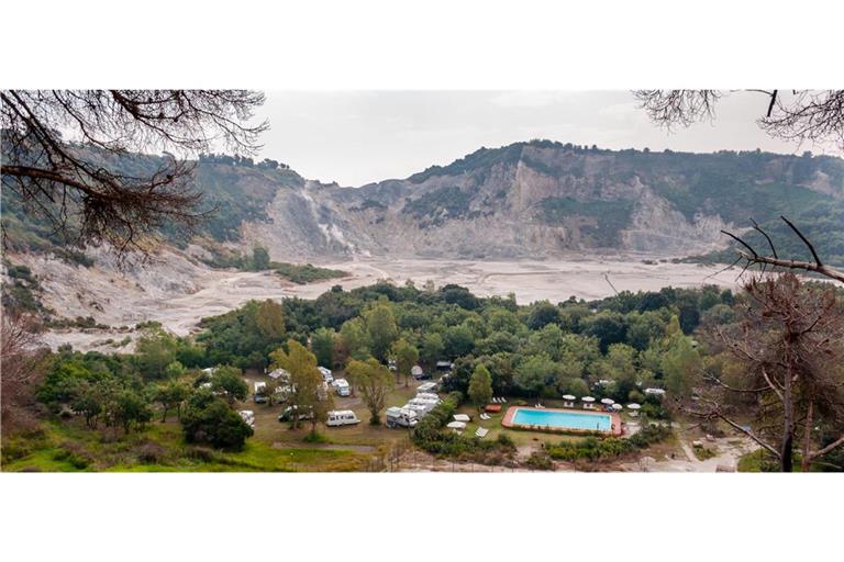 Ein Campingplatz in direkter Nähe zu den Phlegräischen Feldern bei Neapel: Das Vulkanfeld Solfatara in der Kleinstadt Pozzuoli im Westen der italienischen Millionenmetropole Neapel gehört zum Gebiet über Europas Supervulkan.