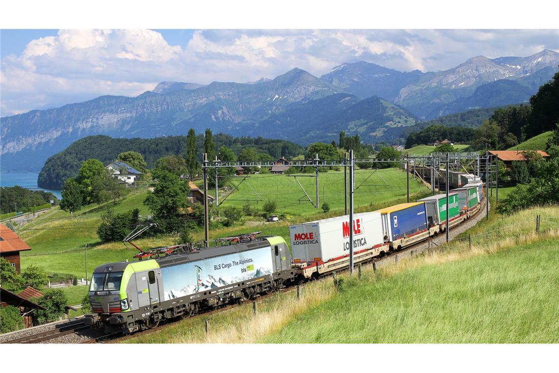 Wie man in Kornwestheim Containern über die Alpen hilft Ein Cargobeamer-Zug auf dem Weg nach Italien – mit Schweizer Alpenpanorama.