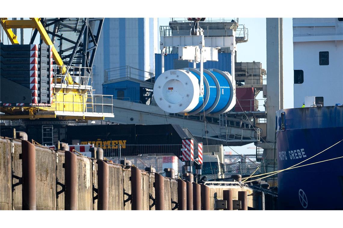Castor-Transport soll nach Bayern rollen Ein Castor-Behälter wird vom Spezialschiff "Pacific Grebe" gehoben.