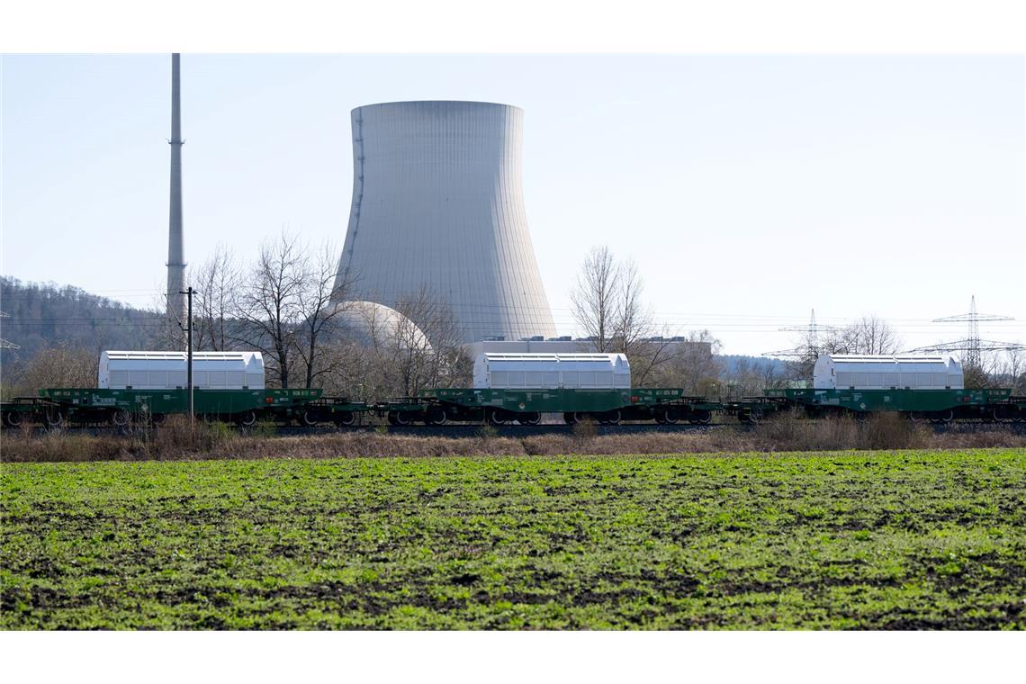 Castor-Behälter erreichen Zwischenlager - Stiller Protest Ein Castor-Zug passiert das still gelegte Kraftwerk Isar im Landkreis Landshut.