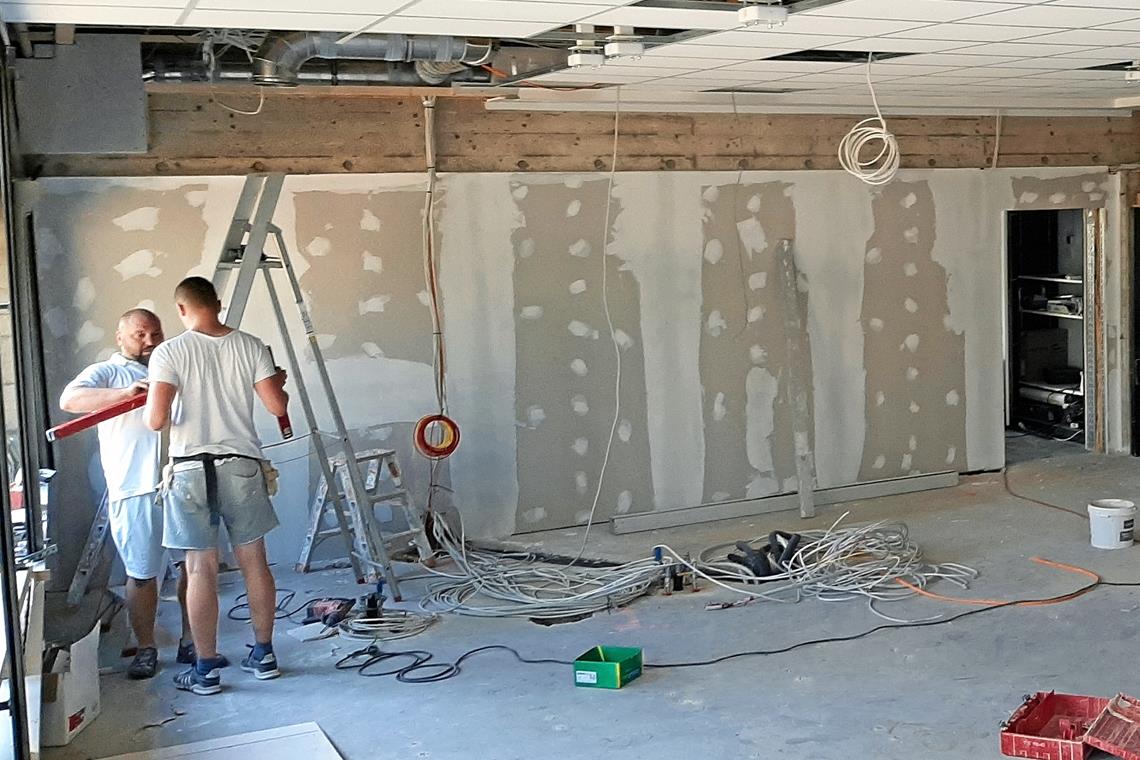 Flachdächer werden saniert Ein Chemieraum im Gymnasium wird von Grund auf saniert.