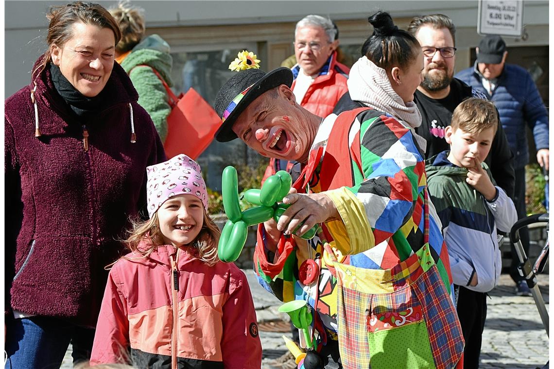 Ein Clown sorgt für gute Stimmung bei den jungen und alten Besuchern. 