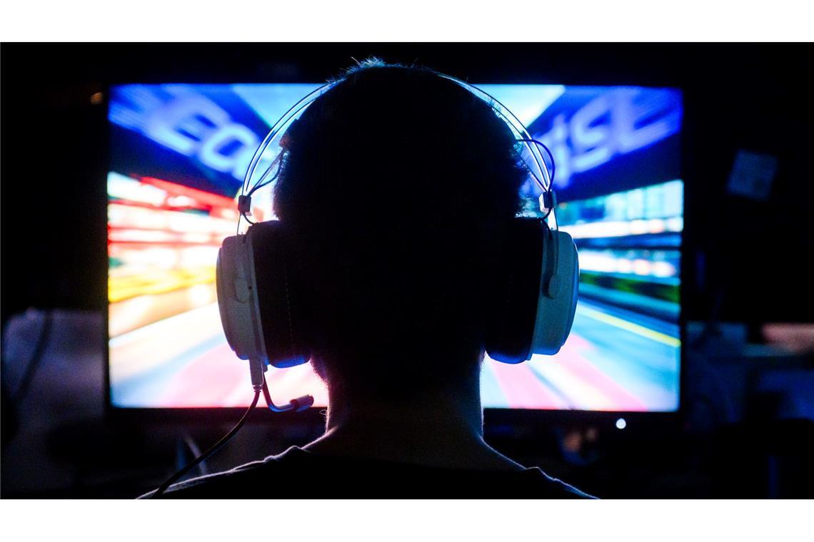 Verbraucher geben weniger Geld für Computerspiele aus Ein Computerspieler bei der Messe Gamevasion in Hannover 2024.