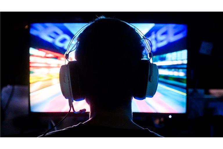 Ein Computerspieler bei der Messe Gamevasion in Hannover 2024.