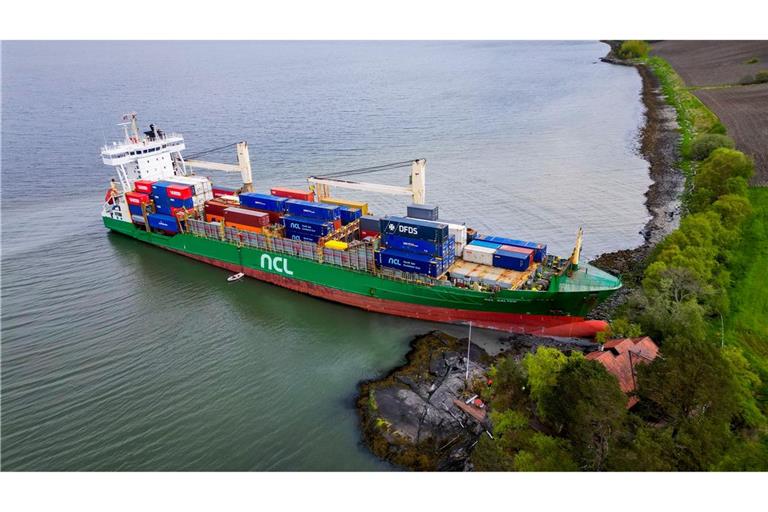 Ein Containerschiff ist in Norwegen kurz vor einem Haus am Wasser zum Stehen gekommen.