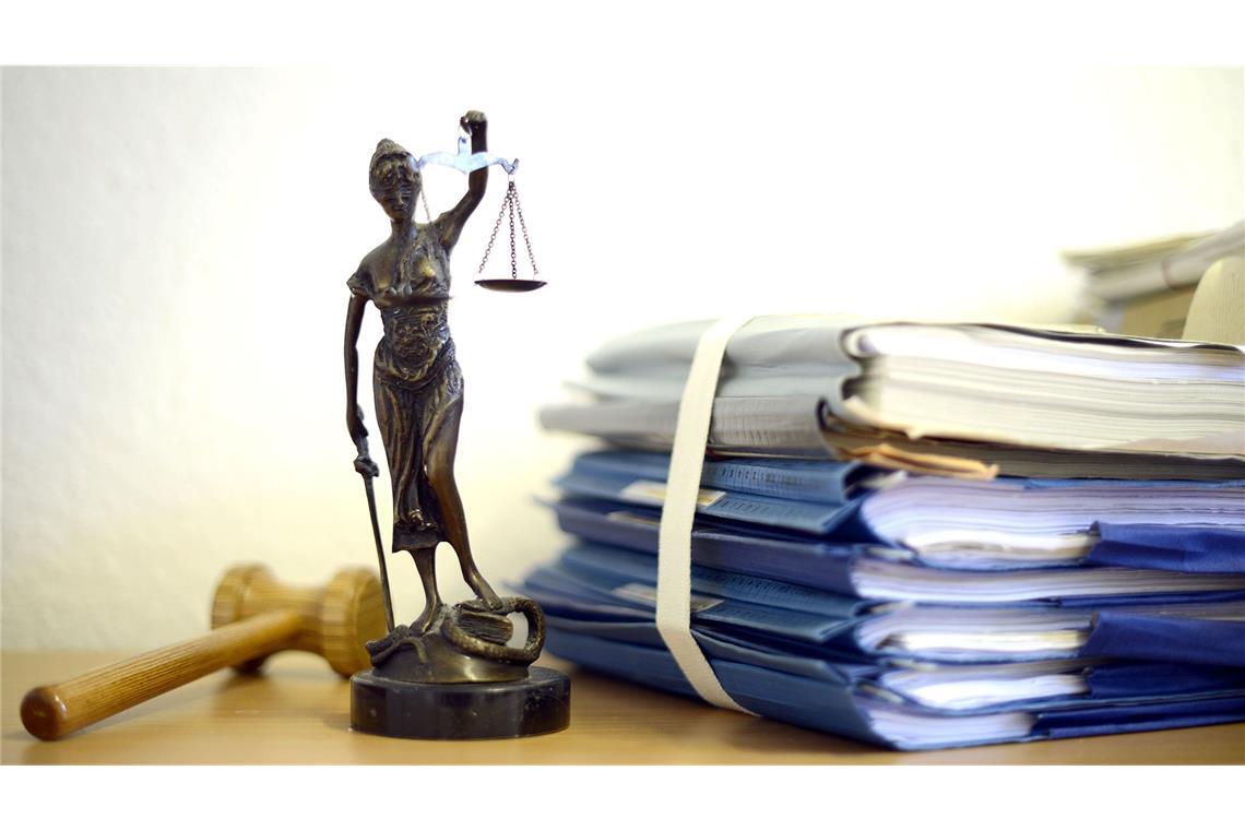 Angestellter veruntreut fast 290.000 Euro - Bewährungsstrafe Ein damaliger leitender Angestellter soll immer wieder Geldbeträge von seinem Arbeitgeber auf sein eigenes Konto überwiesen haben (Symbolfoto).