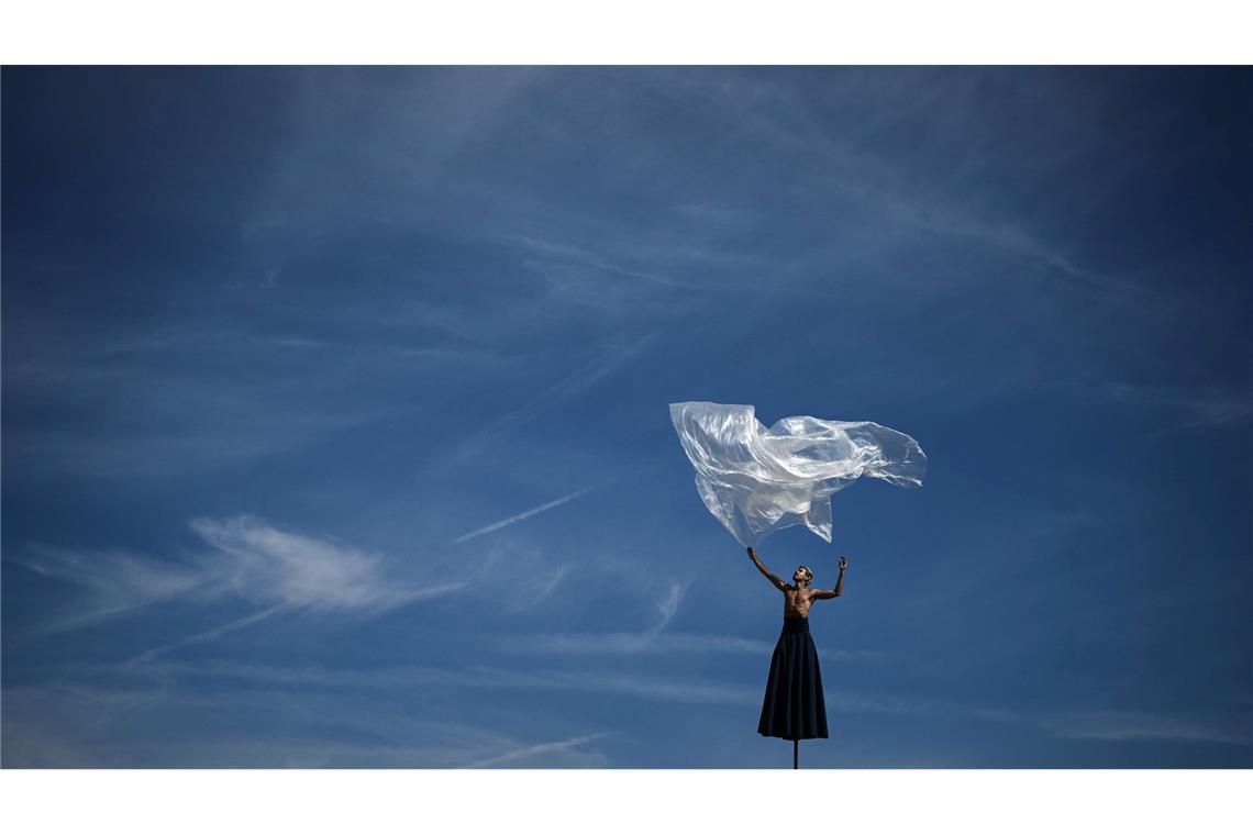 Ein Darsteller der französischen Lufttheatergruppe "Gratte Ciel" balanciert auf Stelzen während des FAB International Arts Festivals in Bordeaux.