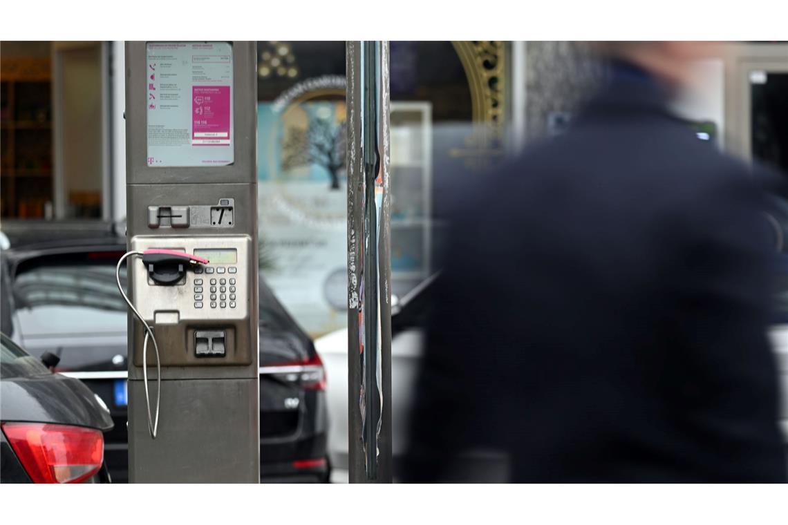 Elektroschrott am Wegesrand: Telefonzellen-Abbau dauert noch Ein defekter öffentlicher Fernsprecher steht am Rande des Weges. (Archivbild)