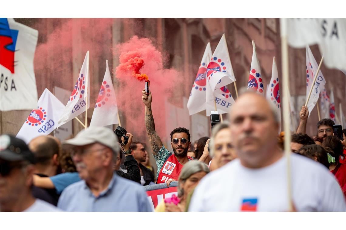 Ein Demonstrant hebt eine rote Fackel während eines eintägigen Generalstreiks und Protests in Porto gegen die geplante Arbeitsmarktreform der konservativen Regierung in Portugal.