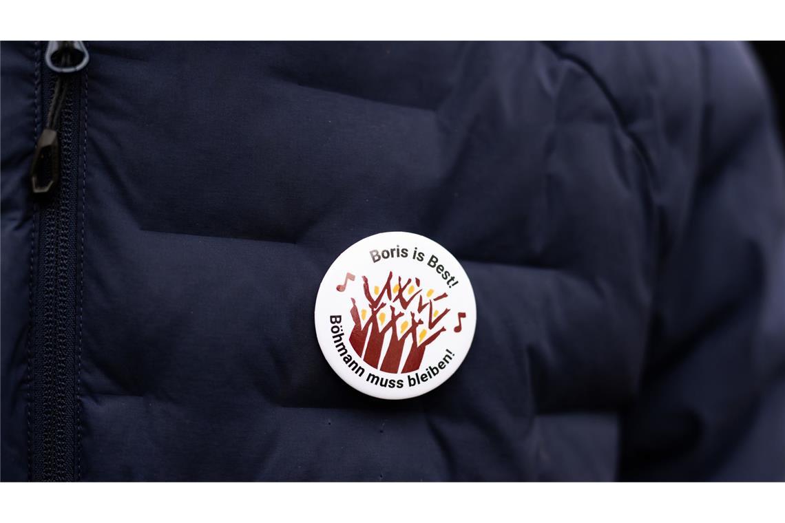 Nach Demonstration für Böhmann: Unterstützer kündigen Pause an Ein Demonstrant trägt einen Button mit der Aufschrift „Boris is Best! Böhmann muss bleiben!“.