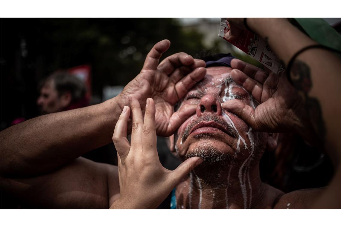 Ein Demonstrant wird gegen Tränengas behandelt.