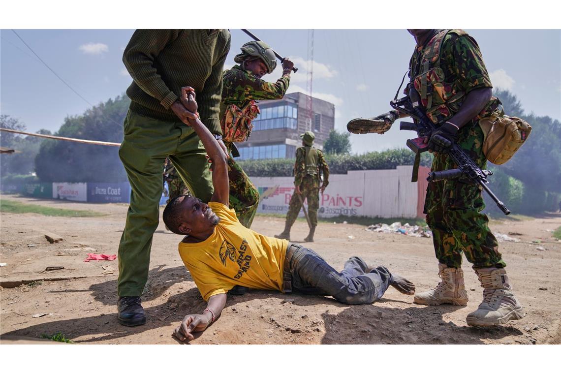 Ein Demonstrant wird in Kenia bei Protesten gegen ein von den USA geplantes Ebola-Quarantänezentrum auf dem Luftwaffenstützpunkt Laikipia festgenommen.