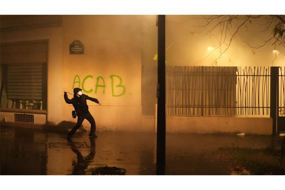 Ein Demonstrant wirft in Paris nach einer Demonstration einen Gegenstand in Richtung der Polizei.
