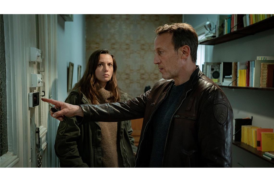 Ein Deutscher ist auf einem niederländischen Campingplatz verschwunden. Warum hat er sich in seiner Wohnung so verbarrikadiert, fragen sich Falke (Wotan Wilke Möhring) und seine niederländische Kollegin Lynn de Baer (Gaite Jansen).