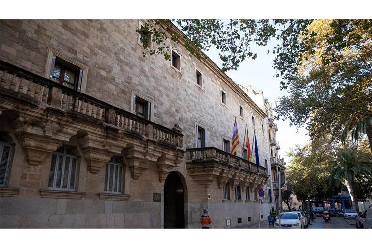Ein deutscher Urlauber ist vom Landgericht in Palma auf Mallorca vom Vorwurf des versuchten Polizistenmordes freigesprochen worden. Er erhielt eine zweijährige Bewährungsstrafe wegen Körperverletzung und Widerstands gegen die Staatsgewalt. (Archivbild)