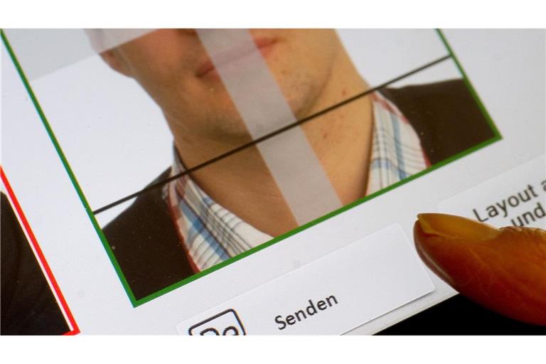 Ein digital aufgenommenes biometrisches Lichtbild wird auf einem Endgerät zur elektronisch verschlüsselten Übermittlung über eine sichere Verbindung via De-Mail angezeigt.
