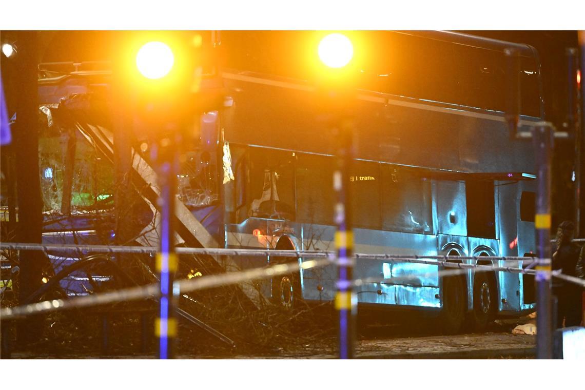 Ein Doppeldeckerbus soll in eine Haltestelle gekracht sein.