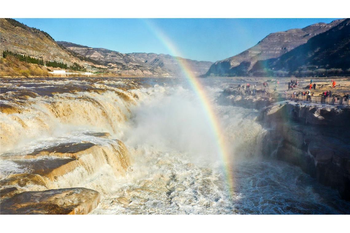 Ein doppelter Regenbogen leuchtet bunt über dem Hukou-Wasserfall im Kreis Jixian in der nordchinesischen Provinz Shanxi.