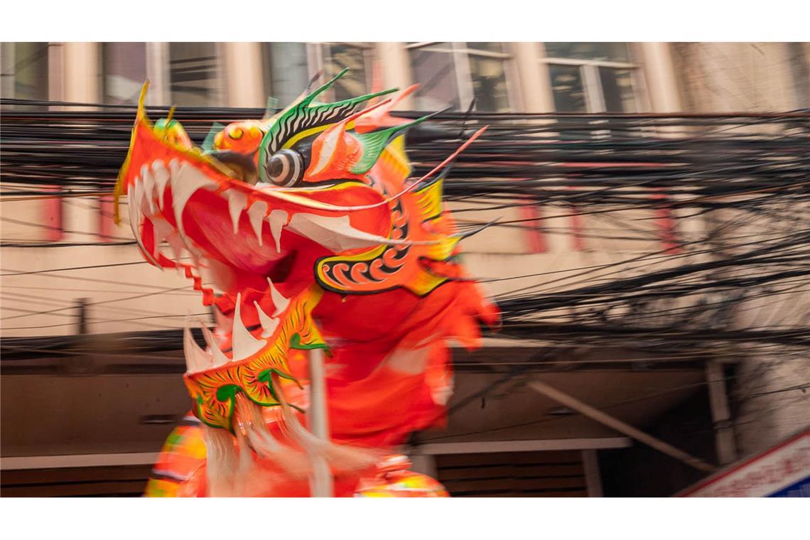 Ein Drachentanz begleitet die Löwentänzer bei ihrem Auftritt in Manila.