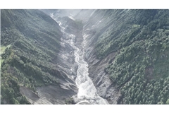 Ein Drohnenfoto zeigt ein von der Sturzflut betroffenes Gebiet. Nach der verheerenden Sturzflut im Grenzgebiet zwischen Nepal und China ist die Zahl der Opfer und der Vermissten weiter angestiegen. 