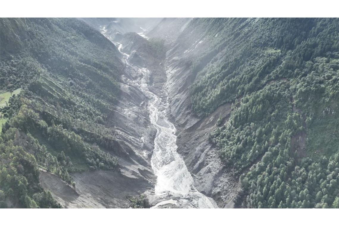 Ein Drohnenfoto zeigt ein von der Sturzflut betroffenes Gebiet. Nach der verheerenden Sturzflut im Grenzgebiet zwischen Nepal und China ist die Zahl der Opfer und der Vermissten weiter angestiegen.