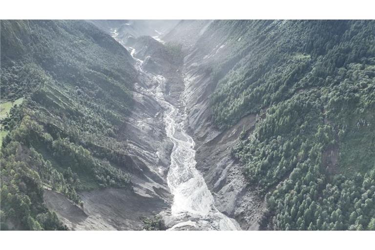 Ein Drohnenfoto zeigt ein von der Sturzflut betroffenes Gebiet. Nach der verheerenden Sturzflut im Grenzgebiet zwischen Nepal und China ist die Zahl der Opfer und der Vermissten weiter angestiegen.