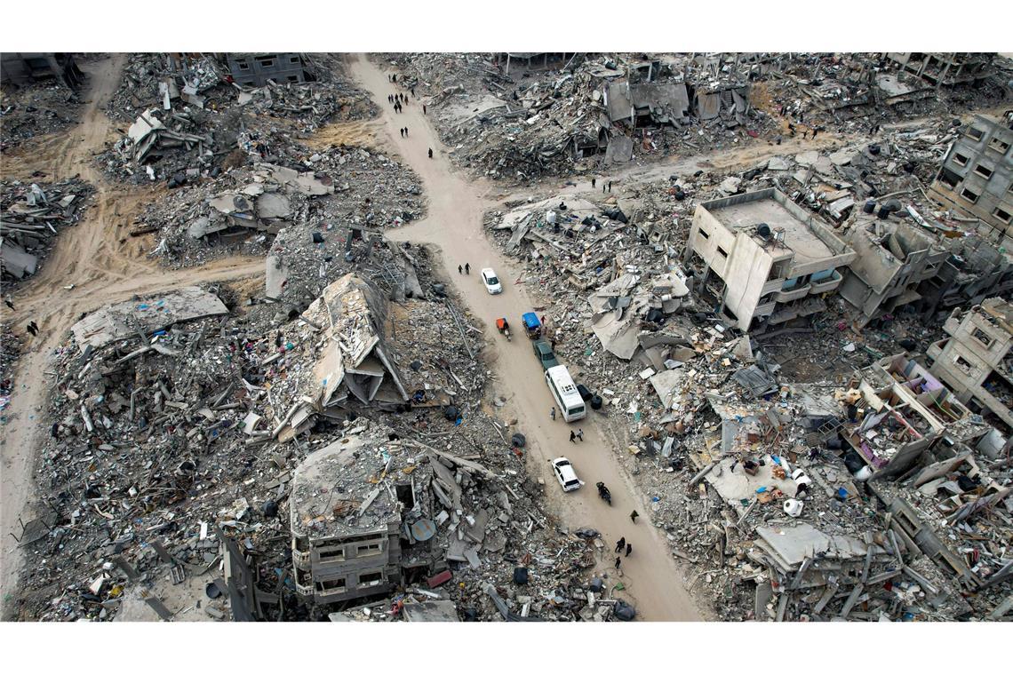 Bilder des Tages Ein Drohnenfoto zeigt vertriebene Palästinenser, die nach Rafah im Gazastreifen zurückkehren, einen Tag nach Inkrafttreten des Abkommens über eine Waffenruhe zwischen Israel und der Hamas.