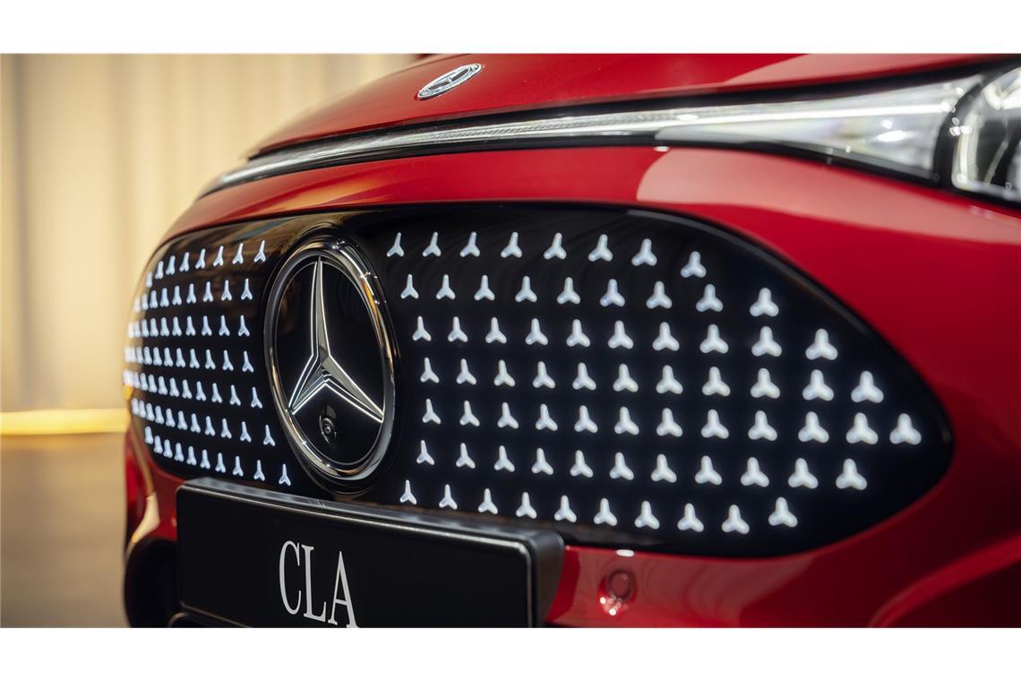 Der CLA – so sieht das Superheldenauto aus, das Mercedes aus der Krise holen soll Ein E-Auto braucht keinen Kühlergrill – Mercedes hat sich dennoch dazu entschieden, ihn beizubehalten. Das Panel wird beleuchtet durch 142 LED-Sternchen.