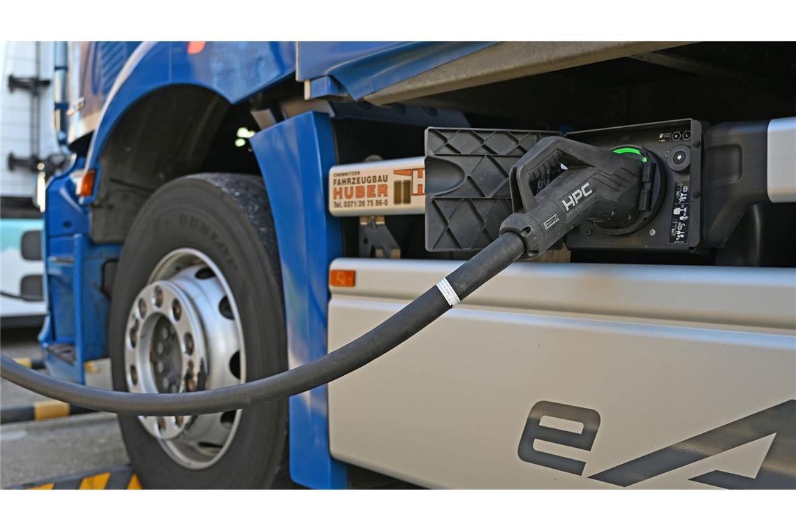 Ein E-Lkw wird auf dem Gelände einer Spedition geladen. Entlang der Autobahnen fehlt es nach Branchenangaben an einem gut ausgebauten Netz an Ladestationen für Lkw.