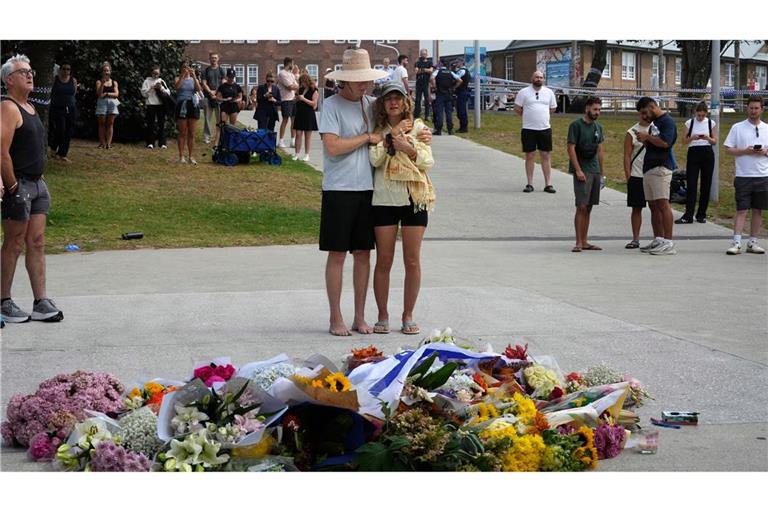 Ein Ehepaar trauert an einer Gedenkstätte vor dem Bondi Pavilion am Bondi Beach in Sydney, einen Tag nach einer Schießerei.