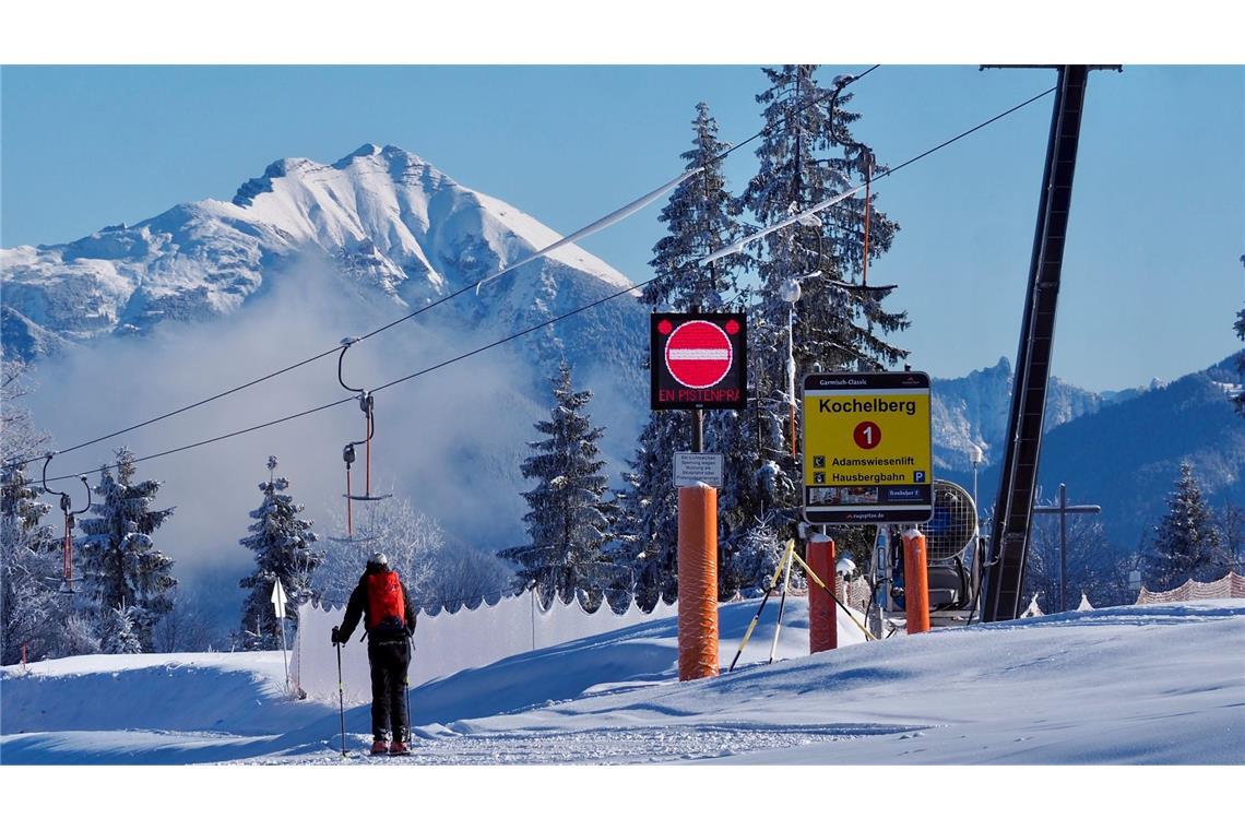Krise zieht voraussichtlich Winterurlaub in Mitleidenschaft Ein einsamer Skitourengeher im noch nicht geöffneten Skigebiet von Garmisch-Partenkirchen. Nach zwei guten Wintern könnte die diesjährige Saison für die Urlaubsorte in den Alpen schlechter ausfallen.