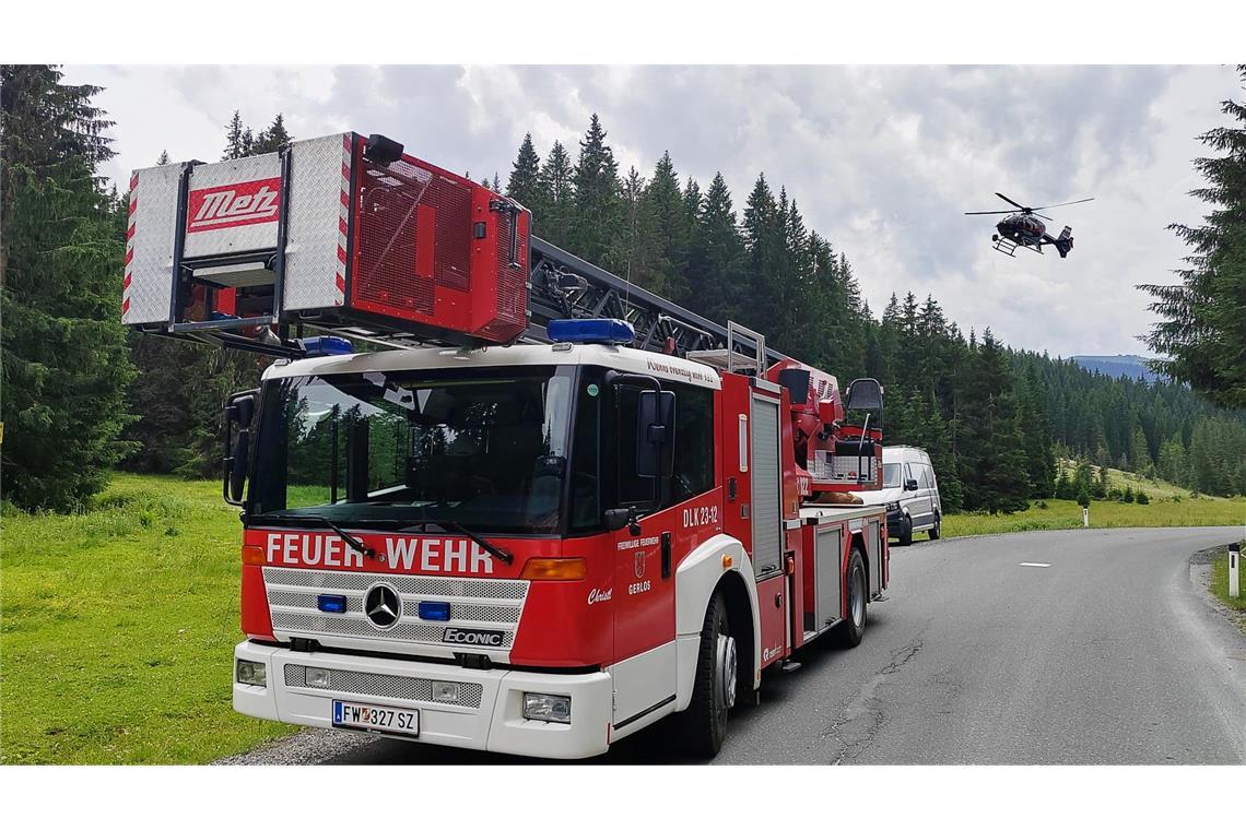 Ein Einsatzfahrzeug der Feuerwehr steht in der Nähe der Absturzstelle eines Kleinflugzeugs im Gemeindegebiet von Krimml.