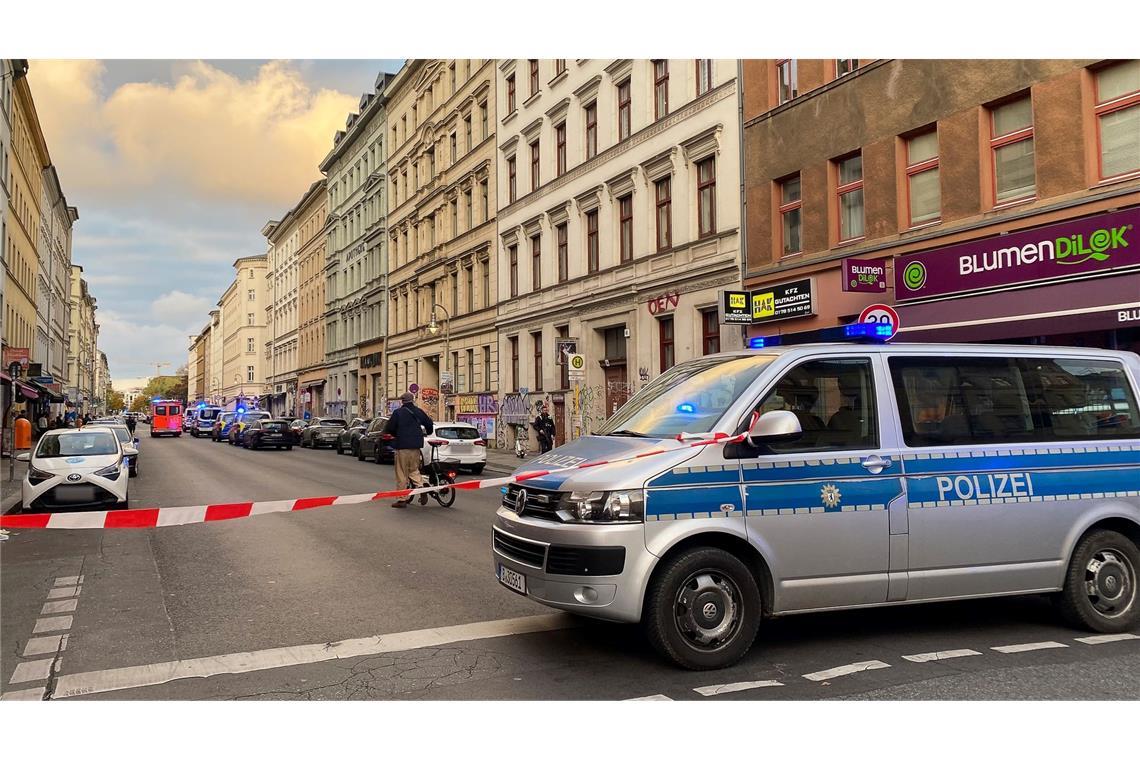 Ein Einsatzfahrzeug der Polizei steht 2025 nach Schüssen auf einer Straße in Berlin-Kreuzberg.