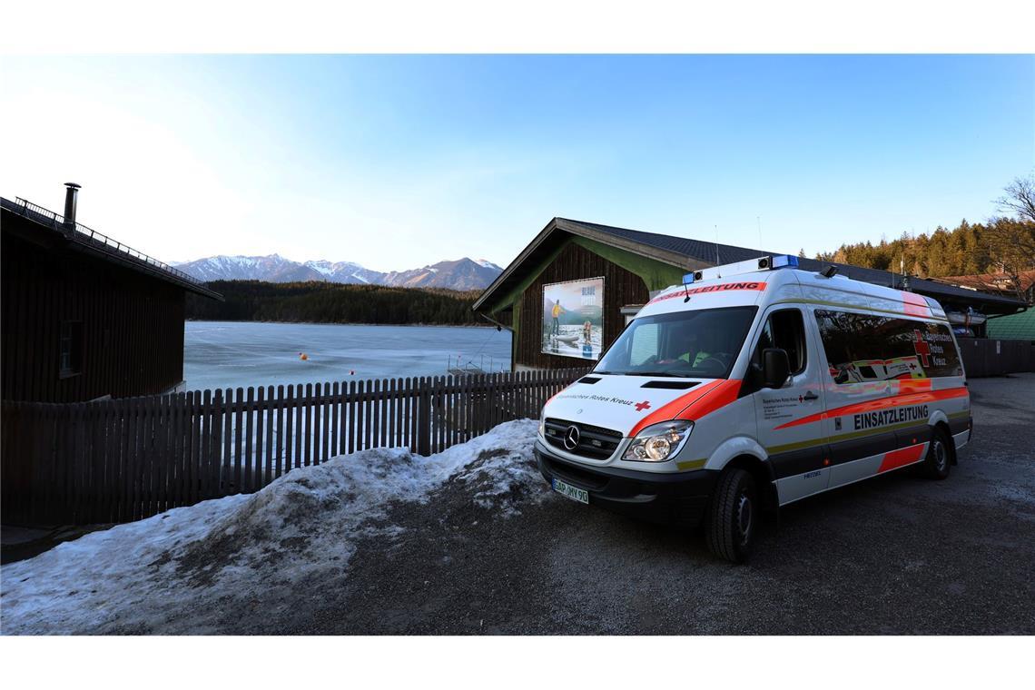 Mehr als ein Dutzend Menschen brechen in vereisten See ein Ein Einsatzfahrzeug des Roten Kreuzes steht am Ufer des Eibsees, nahe der Stelle an der am Nachmittag mehrere Menschen im Eis eingebrochen waren.