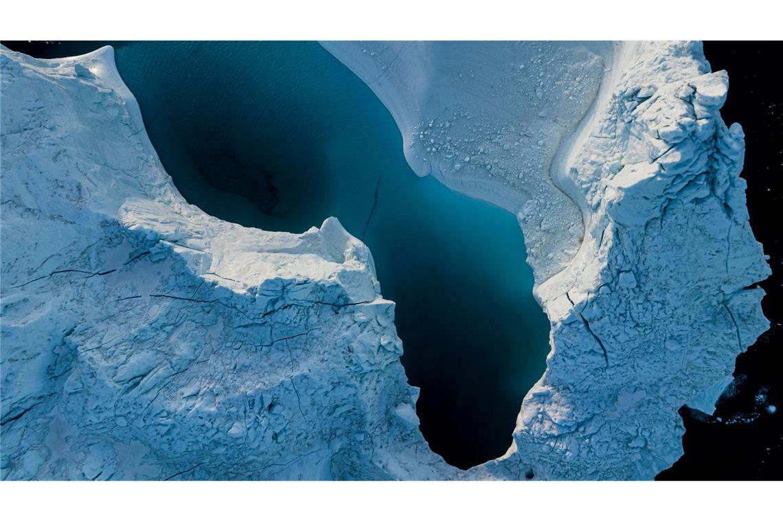 Ein Eisberg schwimmt in der Diskobucht in der Nähe von Ilulissat in Grönland.