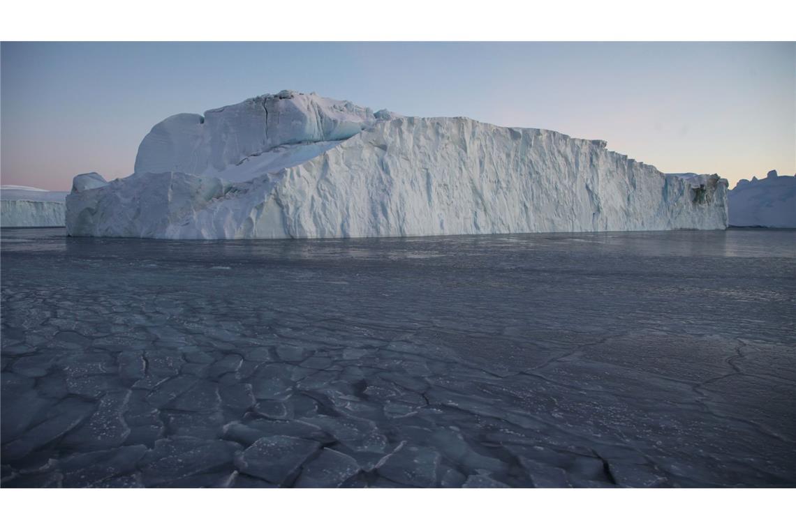 Grönlands Klima-Zwiespalt - und was Trump damit zu tun hat Ein Eisberg treibt im Ilulissat-Eisfjord.