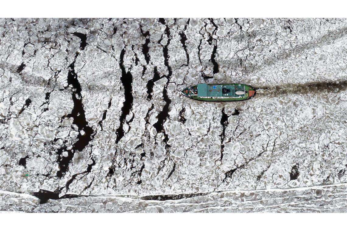 Ein Eisbrecher bahnt sich seinen Weg über die Elbe bei Hohnstorf.