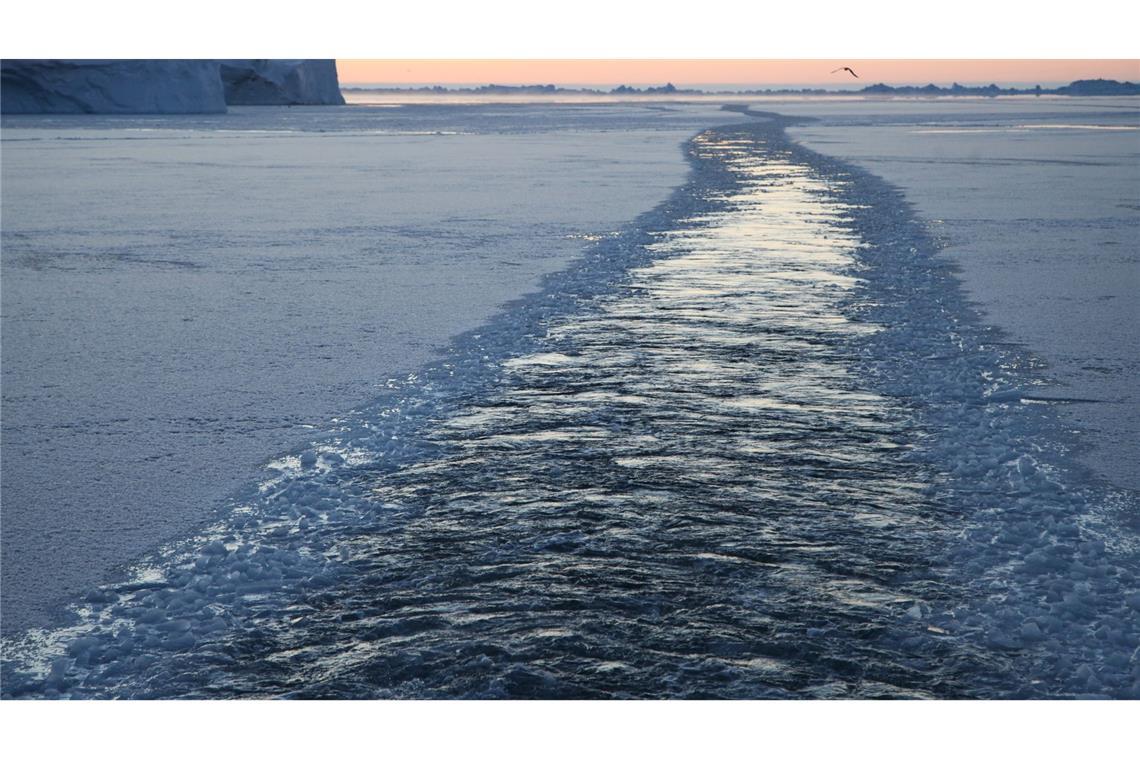 Grönlands Klima-Zwiespalt - und was Trump damit zu tun hat Ein Eisbrecher hat diesen Weg durch das Fjordwasser gebahnt.