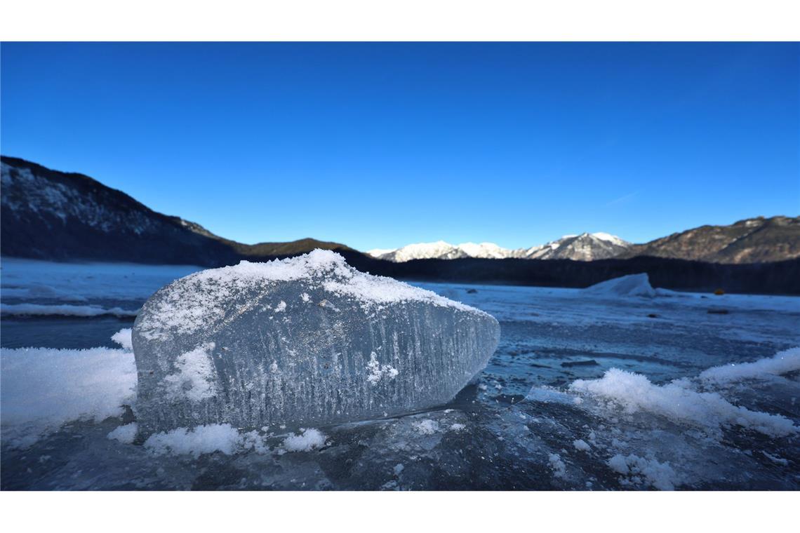Mehr als ein Dutzend Menschen brechen in vereisten See ein Ein Eisbrocken liegt auf dem mit einer Eisdecke überzogenen Eibsee.