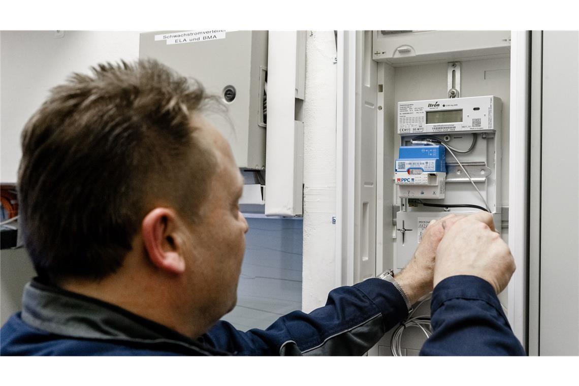 Digitale Stromzähler finden Anklang im Südwesten Ein Elektriker montiert einen digitalen Stromzähler mit einem Smart-Meter-Gateway zur Datenübertragung. (Symbolbild)