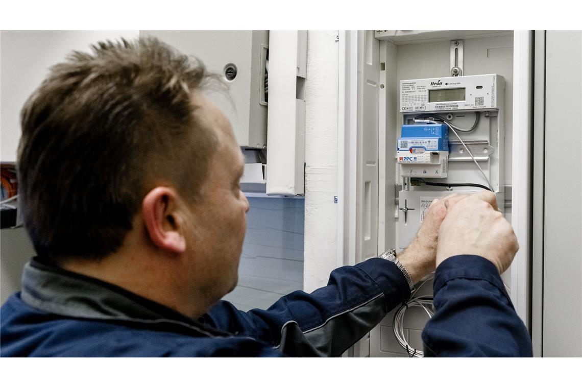 Abnehmer dringend gesucht: Strom 2024 häufiger Ramschware Ein Elektriker montiert einen digitalen Stromzähler mit einem Smart-Meter-Gateway zur Datenübertragung. (Archivbild)