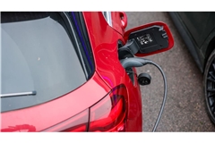 Ein Elektroauto an einer Ladesäule. E-Autos gewinnen laut HUK Coburg stark an Zuspruch. (Symbolbild)