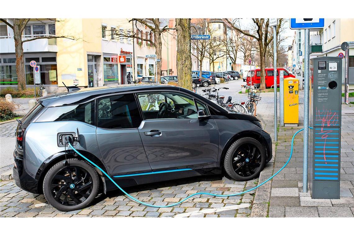 Ein Elektroauto wird an einer Ladesäule geladen. (Archivbild).