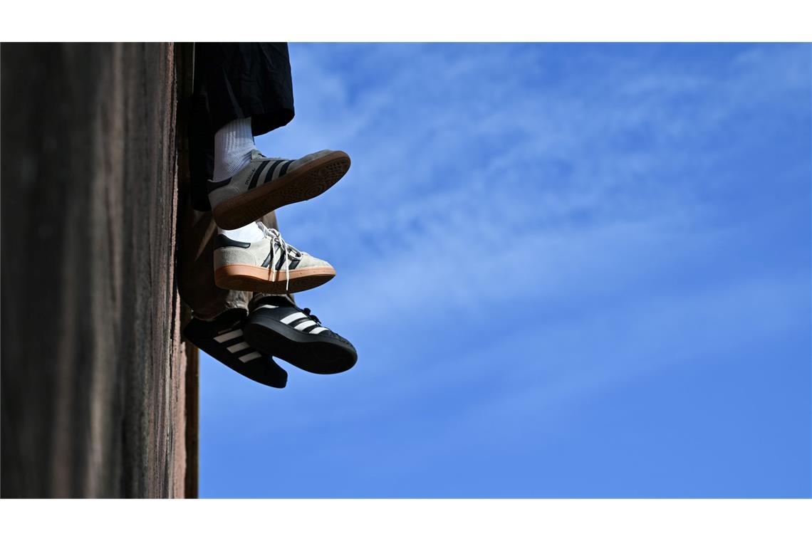 Ein Ende beim Sneaker-Trend ist aus Expertensicht nicht zu erwarten. (Symbolbild)