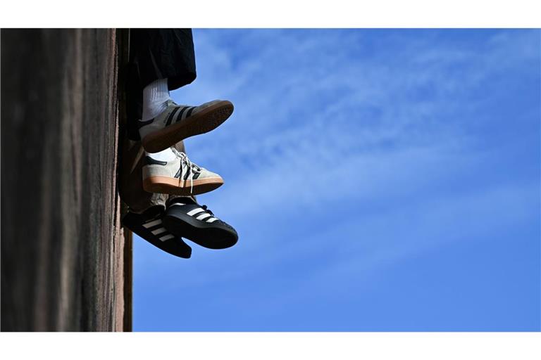 Ein Ende beim Sneaker-Trend ist aus Expertensicht nicht zu erwarten. (Symbolbild)